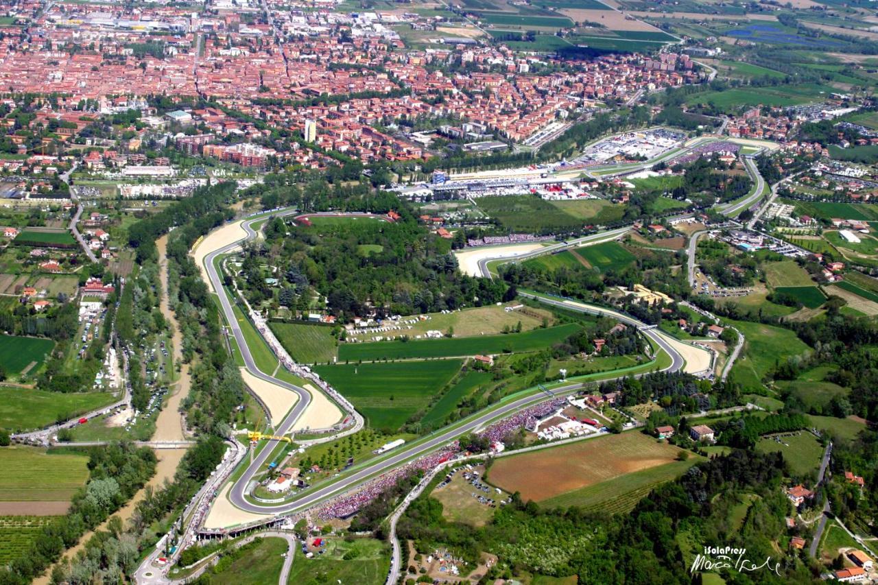 La Dimora Delle Emozioni - Il Fascino Del Centro Storico E L'Adrenalina Dell'Autodromo Appartement Imola Buitenkant foto